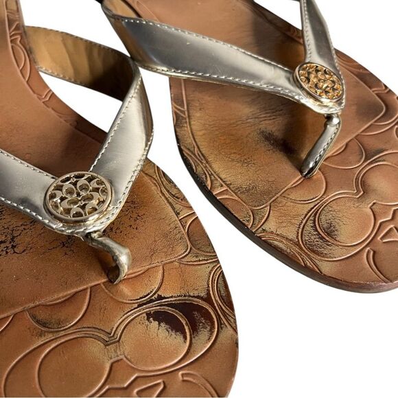 COACH Silver Sandals Flip Flops Flat Thongs  Gold Medallion Womens Size 8 - Picture 3 of 7